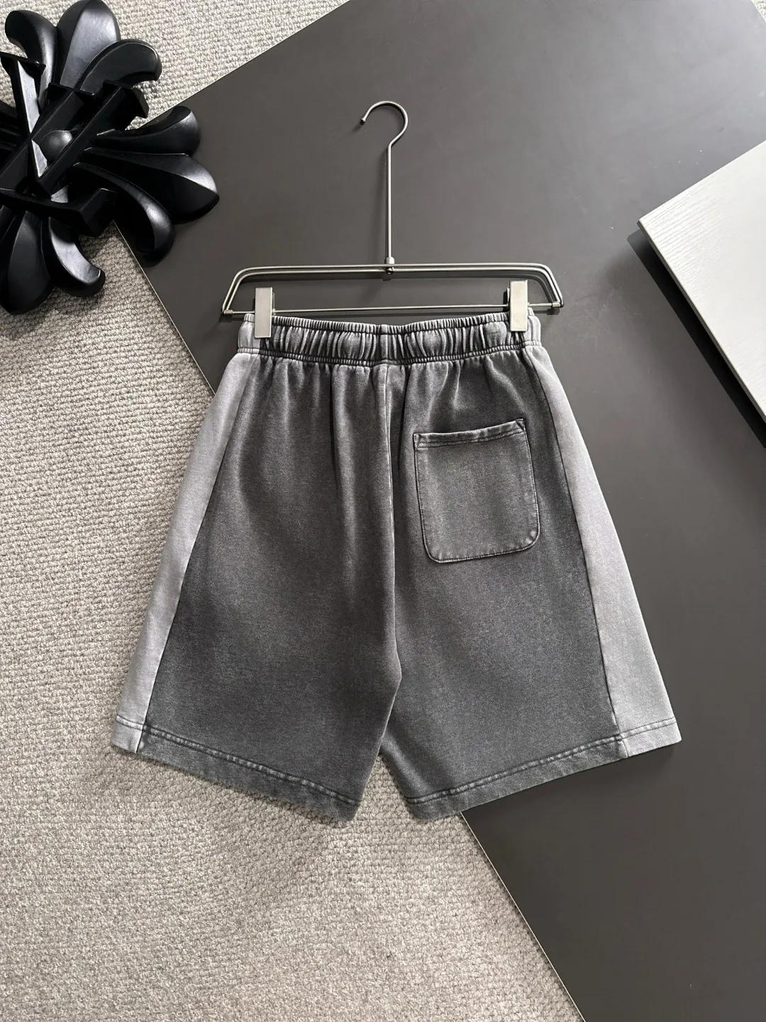 Next day shipment P300 High quality Stone lsland/Stone Island 2025 spring and summer new high-definition elastic band casual solid color loose shorts, made with machines imported from Italy. The hem of the trousers is stitched with two needles. The stitching is fine and firm. The fabric is customized at the counter and is highly breathable and comfortable. The details are impeccable. The brand element design concept reflects high quality. It feels delicate and soft! It presents a casual cut and the upper body shape is great! Size: S-XXL